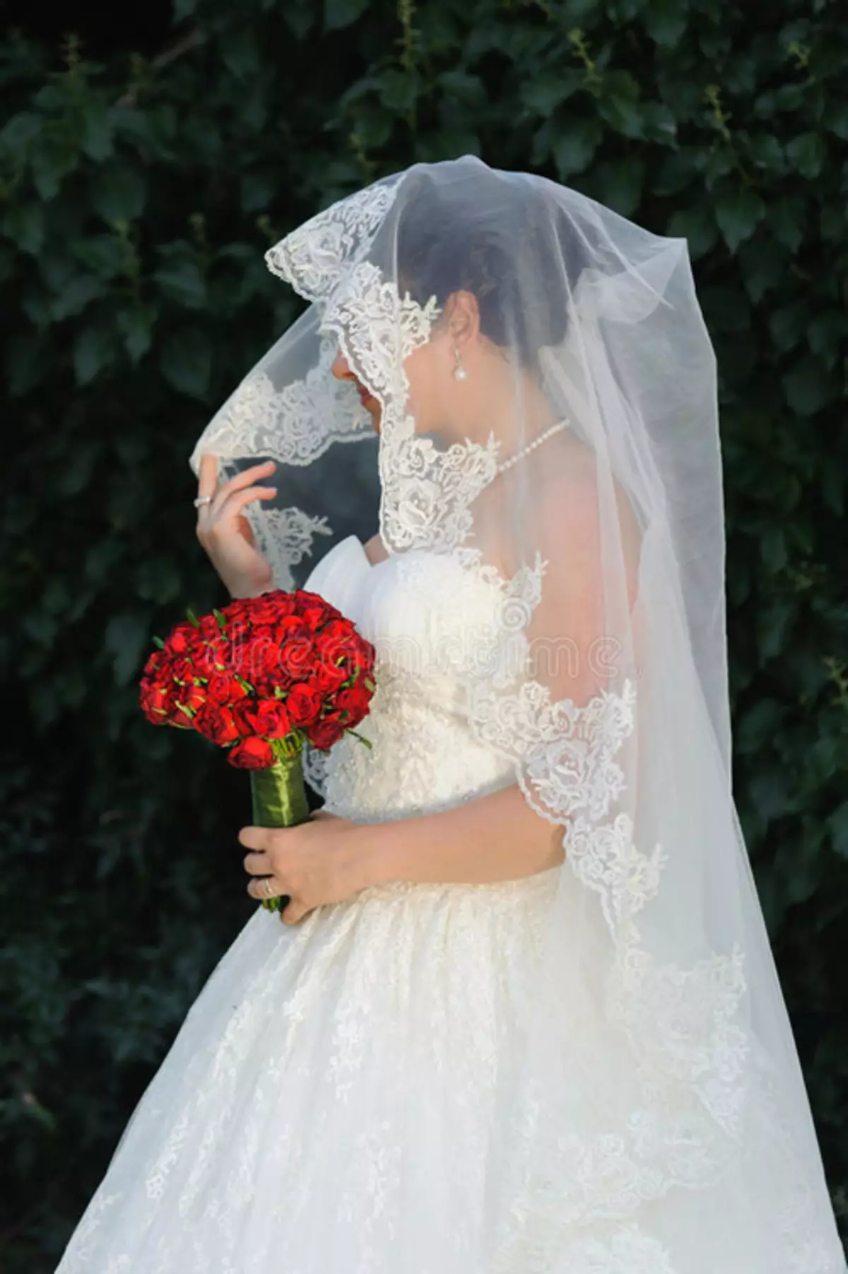 წითელი საქორწილო ბუკეტი (76 ფოტო): აირჩიეთ საქორწინო ბუკეტი ყვავილებით ლურჯი წითელი ტონებით, გერბერებისა და ლენტებით 8019_71