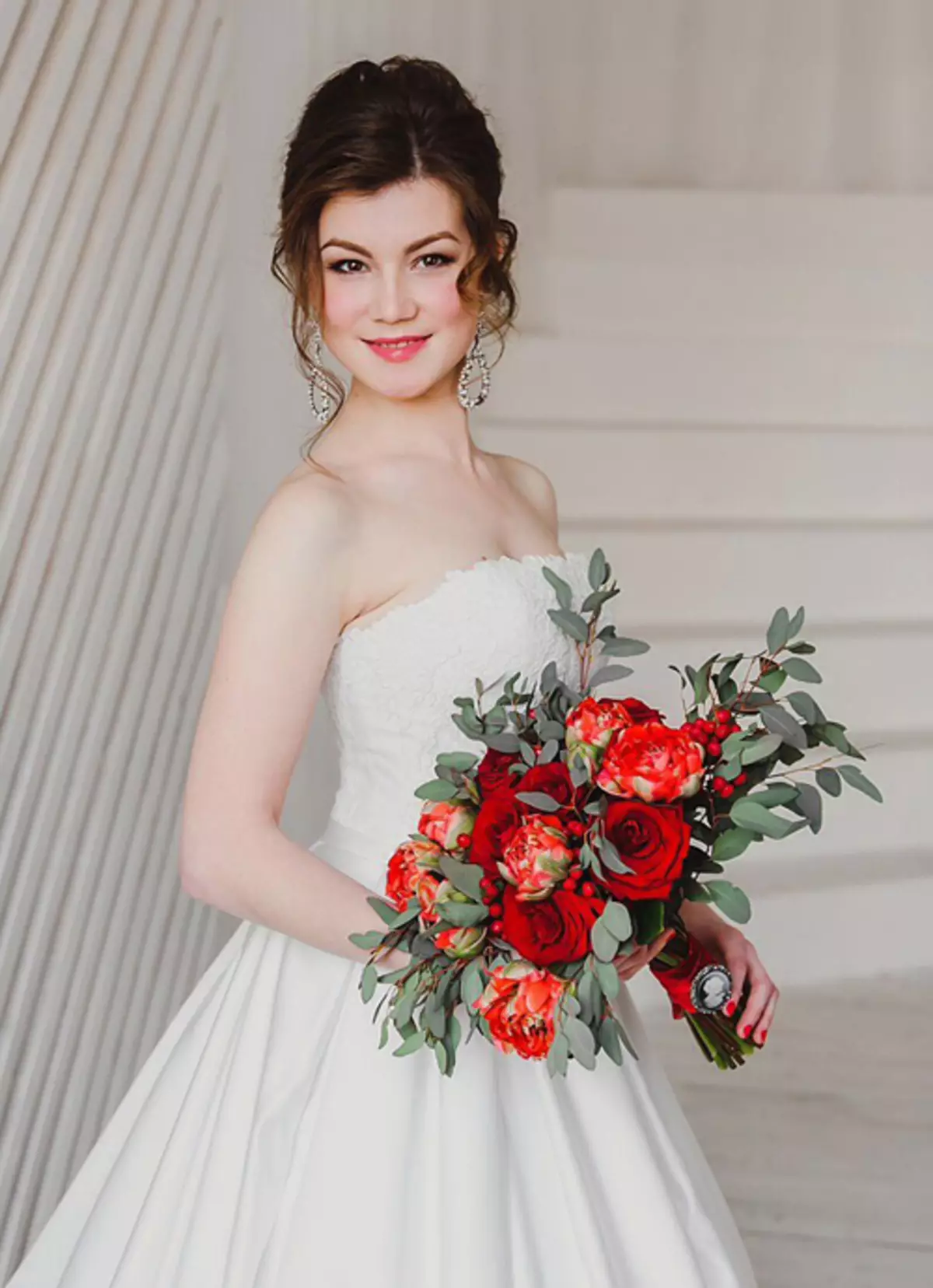 წითელი საქორწილო ბუკეტი (76 ფოტო): აირჩიეთ საქორწინო ბუკეტი ყვავილებით ლურჯი წითელი ტონებით, გერბერებისა და ლენტებით 8019_72