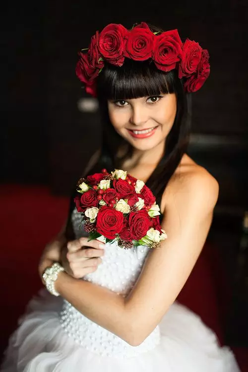 წითელი საქორწილო ბუკეტი (76 ფოტო): აირჩიეთ საქორწინო ბუკეტი ყვავილებით ლურჯი წითელი ტონებით, გერბერებისა და ლენტებით 8019_73