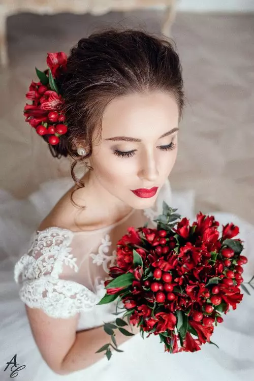 წითელი საქორწილო ბუკეტი (76 ფოტო): აირჩიეთ საქორწინო ბუკეტი ყვავილებით ლურჯი წითელი ტონებით, გერბერებისა და ლენტებით 8019_74