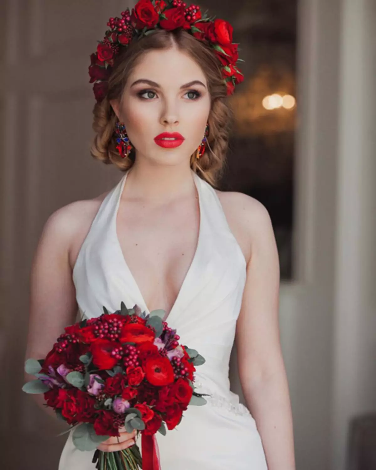წითელი საქორწილო ბუკეტი (76 ფოტო): აირჩიეთ საქორწინო ბუკეტი ყვავილებით ლურჯი წითელი ტონებით, გერბერებისა და ლენტებით 8019_75