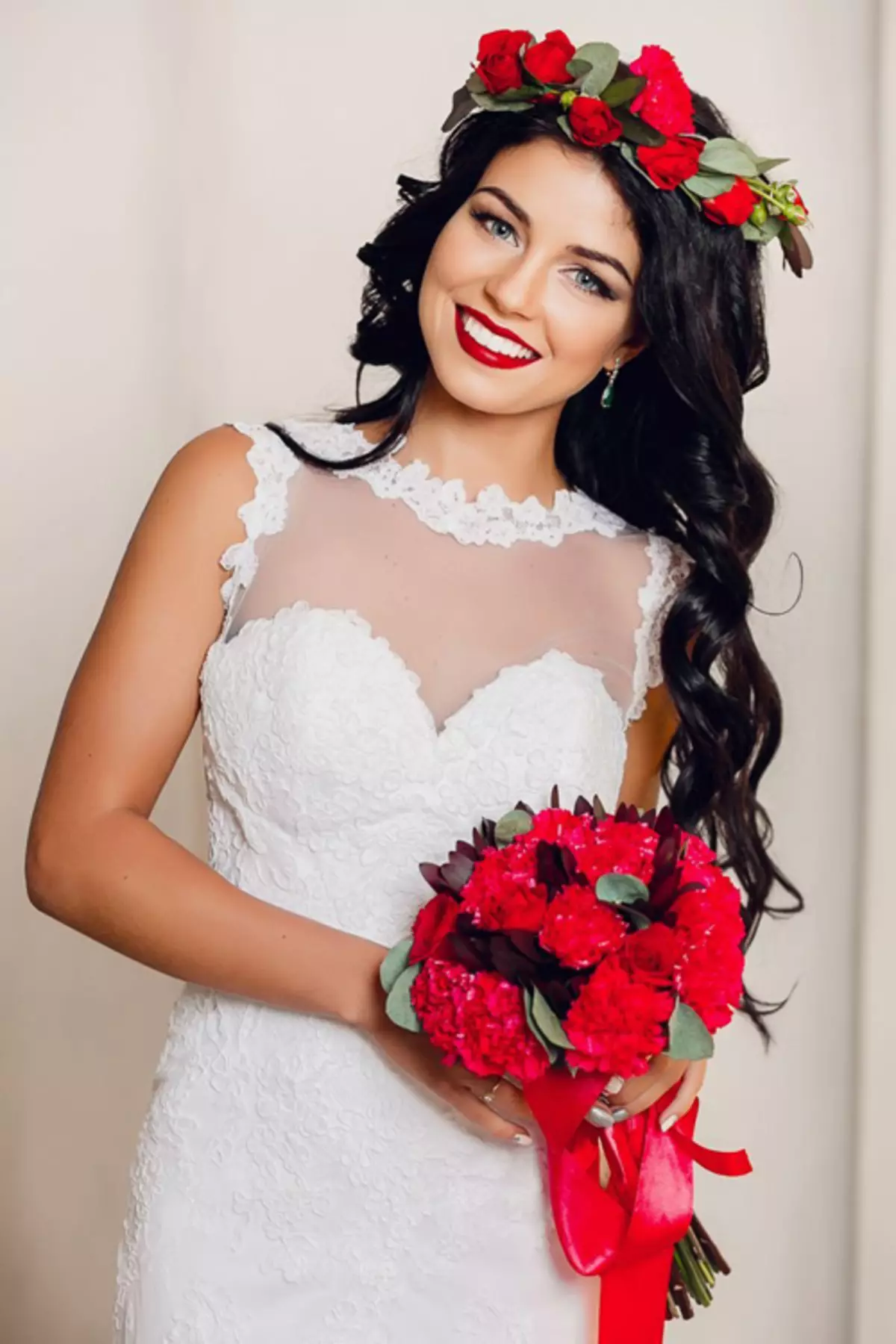 წითელი საქორწილო ბუკეტი (76 ფოტო): აირჩიეთ საქორწინო ბუკეტი ყვავილებით ლურჯი წითელი ტონებით, გერბერებისა და ლენტებით 8019_76