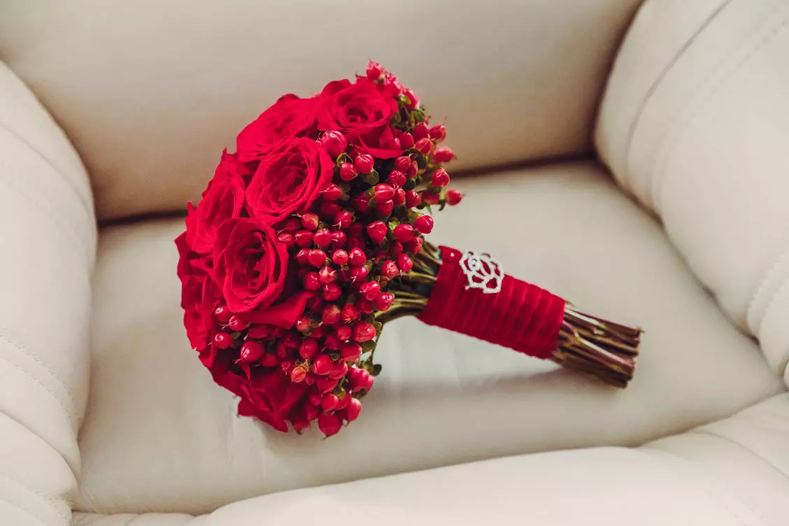 წითელი საქორწილო ბუკეტი (76 ფოტო): აირჩიეთ საქორწინო ბუკეტი ყვავილებით ლურჯი წითელი ტონებით, გერბერებისა და ლენტებით 8019_8