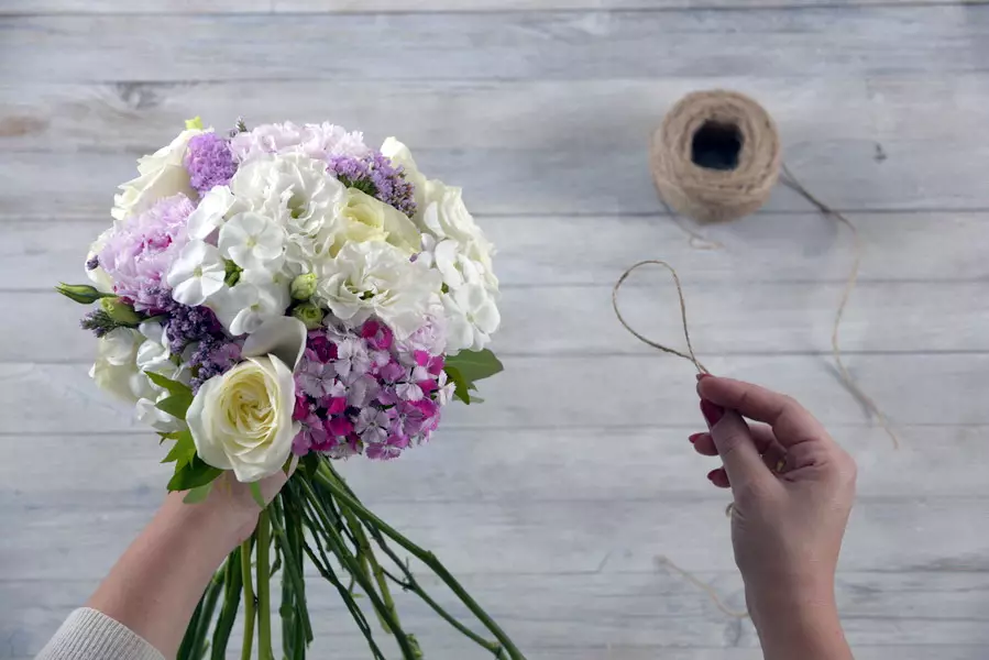 باقة الزفاف بأيديهم (65 صورة): كيفية صنع باقة زفاف من الورود بوش، المال والفواكه نفسها خطوة بخطوة؟ 8020_10