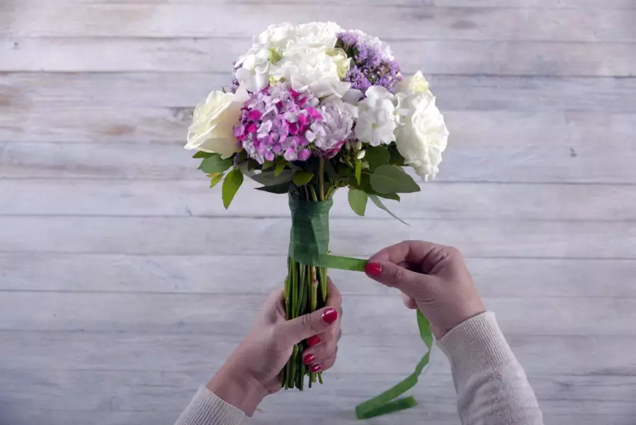 Bridal Bouquet dengan tangan mereka sendiri (65 foto): Cara Membuat Karangan Pernikahan Bush Mawar, Uang dan Buah itu sendiri Langkah demi Langkah? 8020_11