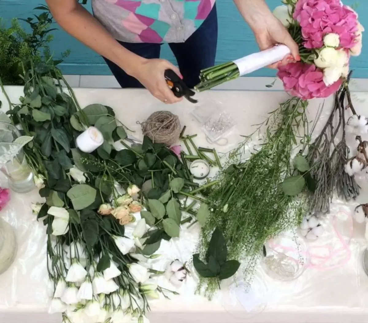 Булчински букет со свои раце (65 фотографии): Како да се направи свадба букет од грмушки рози, пари и плод самиот чекор по чекор? 8020_13