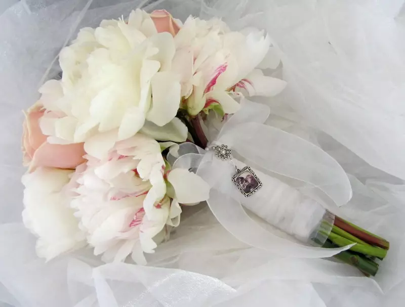 باقة الزفاف بأيديهم (65 صورة): كيفية صنع باقة زفاف من الورود بوش، المال والفواكه نفسها خطوة بخطوة؟ 8020_14