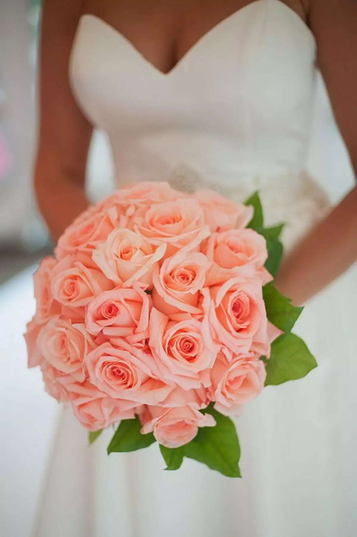 Bridal bouquet na aka ha (25 foto): esi mee ka ihe agbamakwụkwọ nke ohia Roses, ego na nkpuru n'onwe ya n 'isi? 8020_16