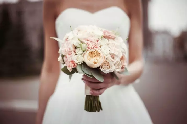 Bridal Bouquet dengan tangan mereka sendiri (65 foto): Cara Membuat Karangan Pernikahan Bush Mawar, Uang dan Buah itu sendiri Langkah demi Langkah? 8020_2