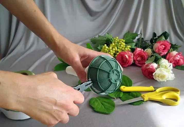 باقة الزفاف بأيديهم (65 صورة): كيفية صنع باقة زفاف من الورود بوش، المال والفواكه نفسها خطوة بخطوة؟ 8020_21