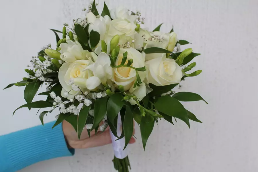 Νυφική ​​ανθοδέσμη με τα χέρια τους (65 φωτογραφίες): Πώς να φτιάξετε ένα γαμήλιο μπουκέτο τριαντάφυλλα, χρήματα και φρούτα Βήμα προς βήμα; 8020_24