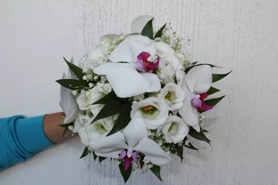 باقة الزفاف بأيديهم (65 صورة): كيفية صنع باقة زفاف من الورود بوش، المال والفواكه نفسها خطوة بخطوة؟ 8020_25