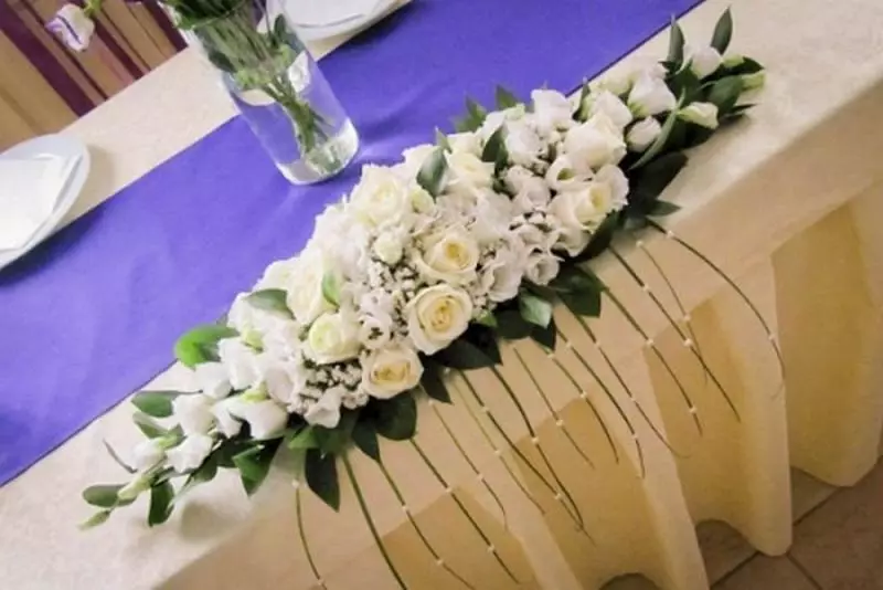 Bridal Bouquet dengan tangan mereka sendiri (65 foto): Cara Membuat Karangan Pernikahan Bush Mawar, Uang dan Buah itu sendiri Langkah demi Langkah? 8020_29