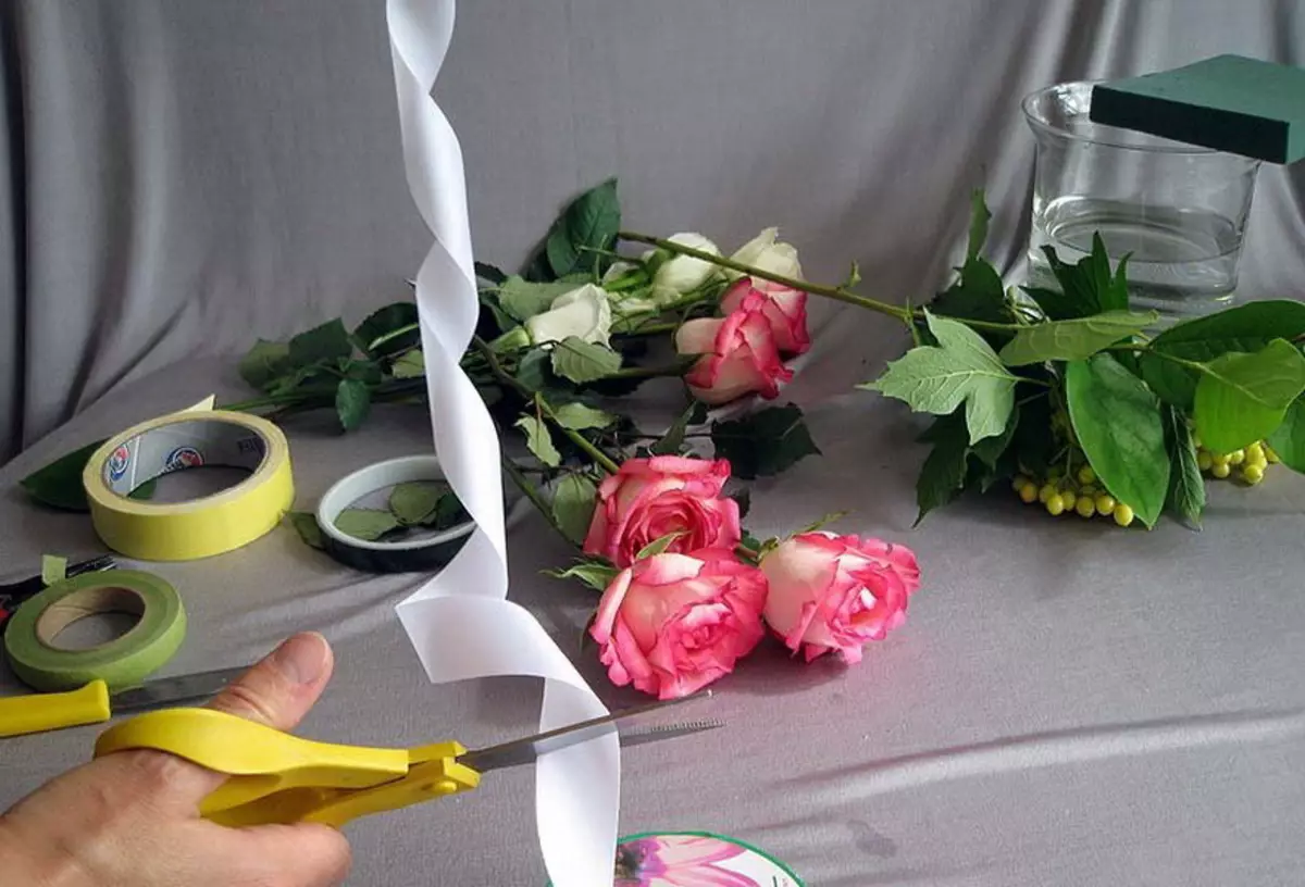 Bridal Bouquet dengan tangan mereka sendiri (65 foto): Cara Membuat Karangan Pernikahan Bush Mawar, Uang dan Buah itu sendiri Langkah demi Langkah? 8020_33