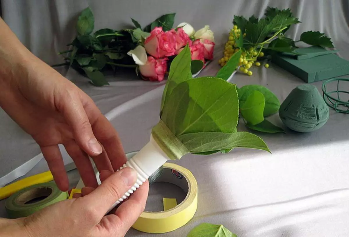 Bridal Bouquet med egne hænder (65 billeder): Hvordan laver man et bryllup buket af buske roser, penge og frugt selv trin for trin? 8020_35