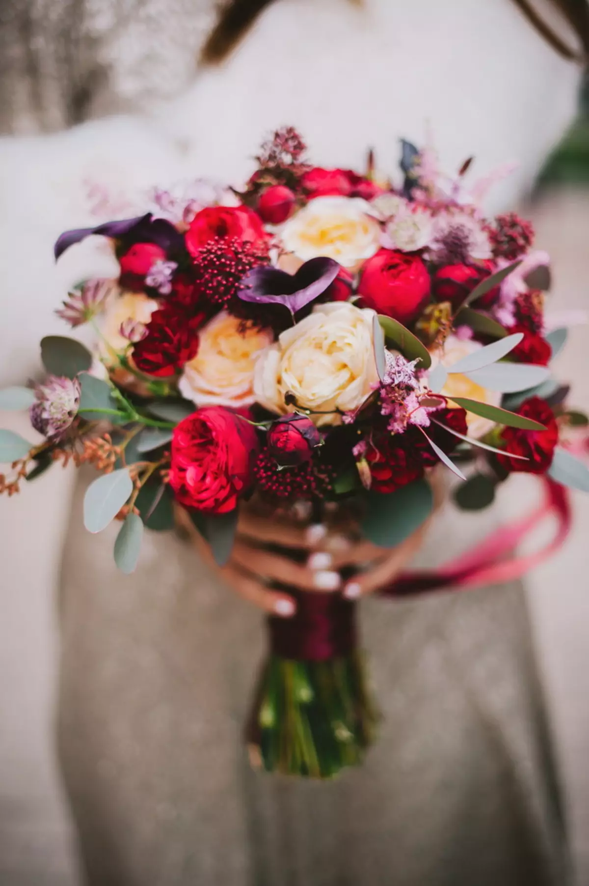 Bridal Bouquet dengan tangan mereka sendiri (65 foto): Cara Membuat Karangan Pernikahan Bush Mawar, Uang dan Buah itu sendiri Langkah demi Langkah? 8020_4