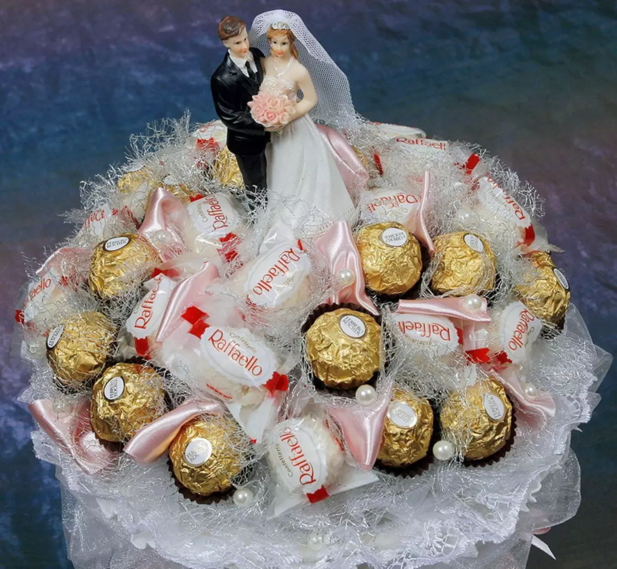 باقة الزفاف بأيديهم (65 صورة): كيفية صنع باقة زفاف من الورود بوش، المال والفواكه نفسها خطوة بخطوة؟ 8020_51