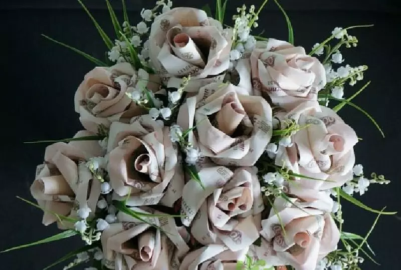 Bouquet pengantin dengan tangan mereka sendiri (65 gambar): Bagaimana untuk membuat sejambak perkahwinan bunga belukar, wang dan buah sendiri langkah demi langkah? 8020_56