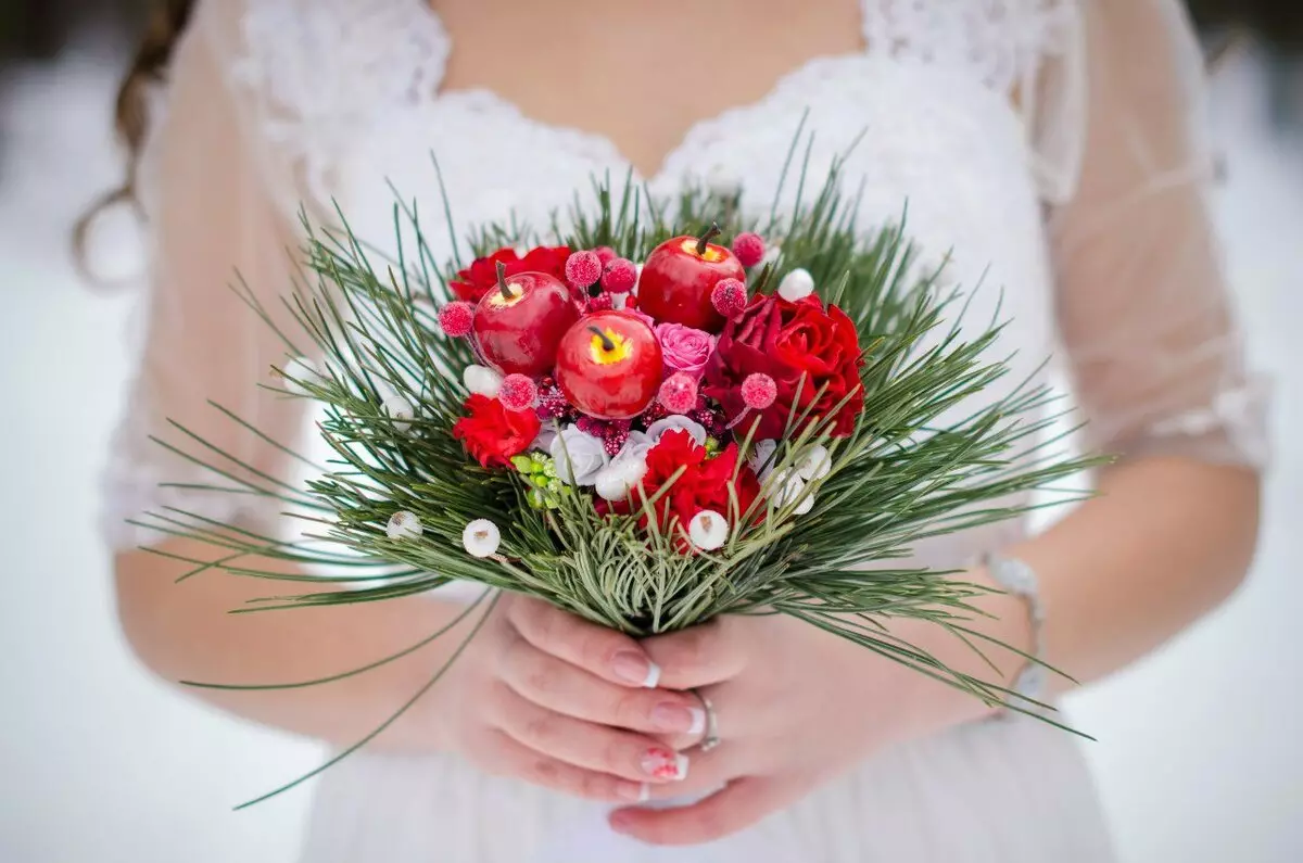 Булчински букет со свои раце (65 фотографии): Како да се направи свадба букет од грмушки рози, пари и плод самиот чекор по чекор? 8020_57