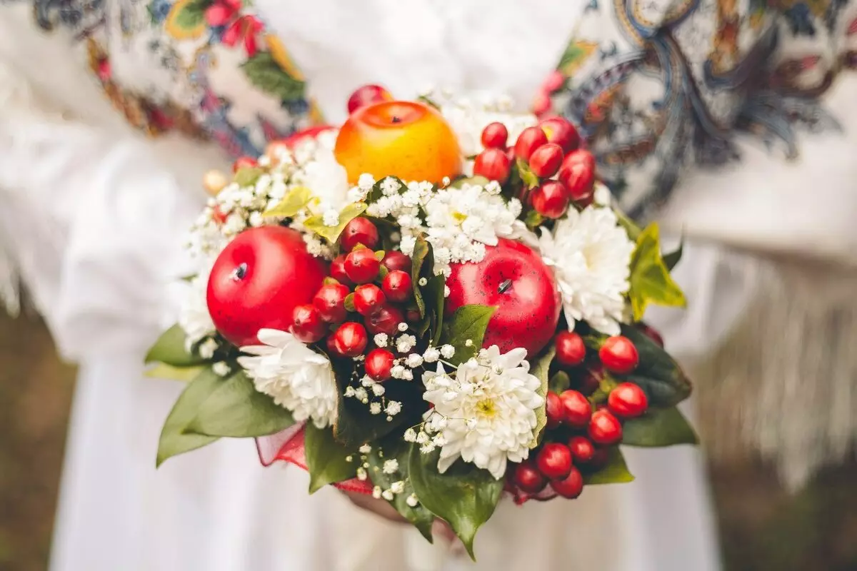 Νυφική ​​ανθοδέσμη με τα χέρια τους (65 φωτογραφίες): Πώς να φτιάξετε ένα γαμήλιο μπουκέτο τριαντάφυλλα, χρήματα και φρούτα Βήμα προς βήμα; 8020_58