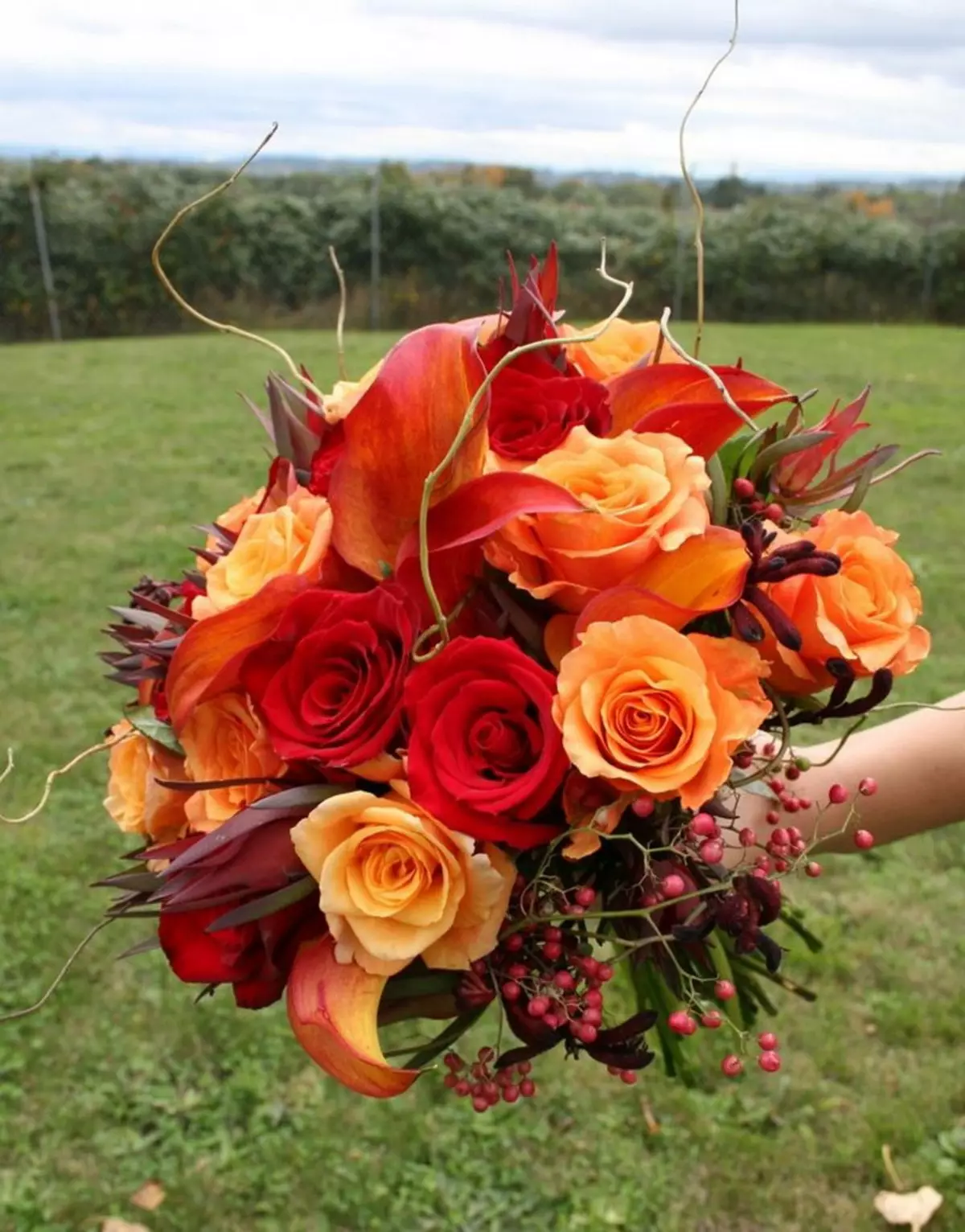 Bridal bouquet na aka ha (25 foto): esi mee ka ihe agbamakwụkwọ nke ohia Roses, ego na nkpuru n'onwe ya n 'isi? 8020_6