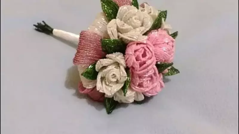 باقة الزفاف بأيديهم (65 صورة): كيفية صنع باقة زفاف من الورود بوش، المال والفواكه نفسها خطوة بخطوة؟ 8020_60