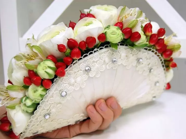 Bridal Bouquet dengan tangan mereka sendiri (65 foto): Cara Membuat Karangan Pernikahan Bush Mawar, Uang dan Buah itu sendiri Langkah demi Langkah? 8020_61
