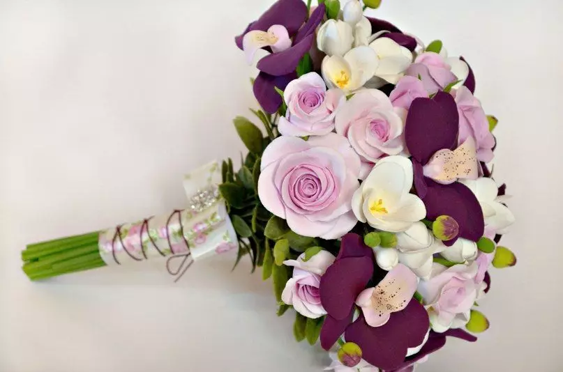Булчински букет со свои раце (65 фотографии): Како да се направи свадба букет од грмушки рози, пари и плод самиот чекор по чекор? 8020_62