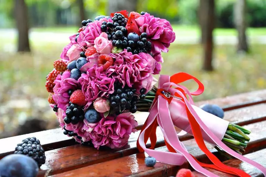 Булчински букет со свои раце (65 фотографии): Како да се направи свадба букет од грмушки рози, пари и плод самиот чекор по чекор? 8020_63
