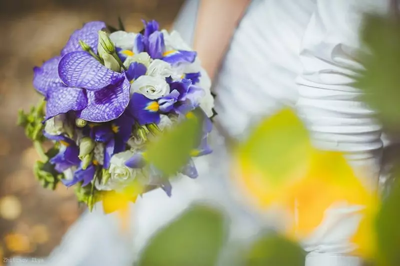 Bridal Bouquet dengan tangan mereka sendiri (65 foto): Cara Membuat Karangan Pernikahan Bush Mawar, Uang dan Buah itu sendiri Langkah demi Langkah? 8020_64