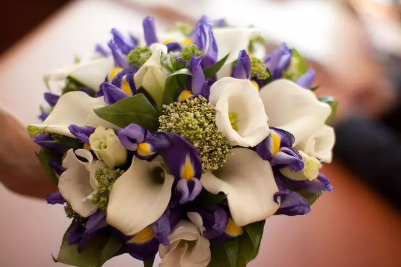 Bridal Bouquet dengan tangan mereka sendiri (65 foto): Cara Membuat Karangan Pernikahan Bush Mawar, Uang dan Buah itu sendiri Langkah demi Langkah? 8020_65