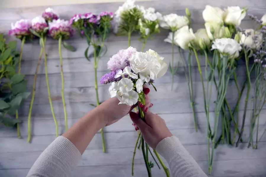 Bouquet pengantin dengan tangan mereka sendiri (65 gambar): Bagaimana untuk membuat sejambak perkahwinan bunga belukar, wang dan buah sendiri langkah demi langkah? 8020_9