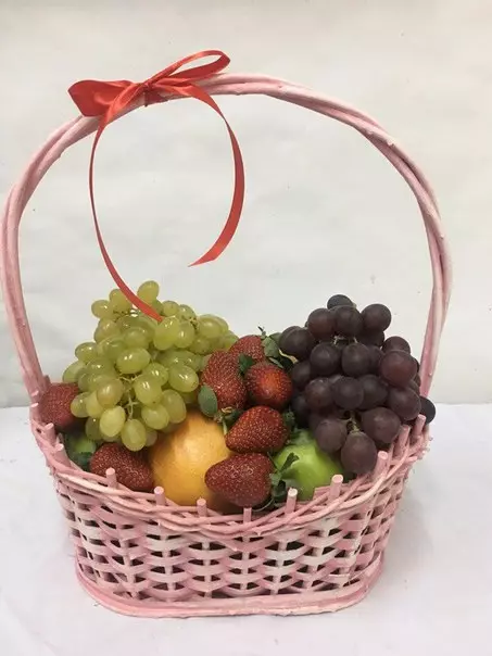 Πρωτότυπη παρουσίαση ενός δώρου για ένα γάμο: Πώς να παρουσιάσετε πενιχρά αστεία δώρα; Πώς να παραδώσετε ασυνήθιστα το καλάθι με φρούτα; 8026_10
