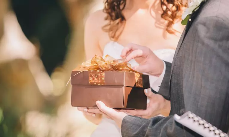 Bruiloftsgeschenk met uw eigen handen (38 foto's): Originele en interessante ideeën voor een huwelijkscadeau jonggehuwden 8027_3