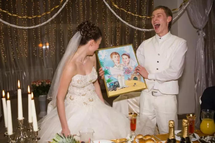 Divertido agasallos de voda (34 fotos): Cales son os elementos divertidos e divertidos para dar recén casados? Draws orixinais 8028_3