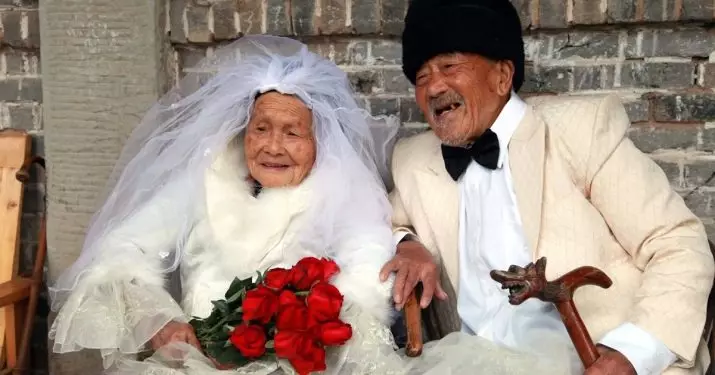 100 godina vjenčanja: Kako se zove ove godišnjice življenja zajedno? Značajke braka Crvenog godišnjice 8059_11