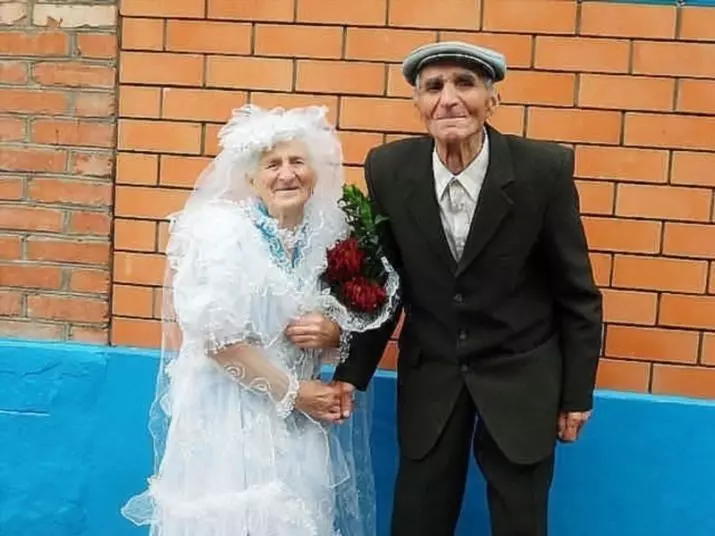 100 let Svatba: Jaký je název tohoto výročí bydlení společně? Rysy červeného výročí manželství 8059_7