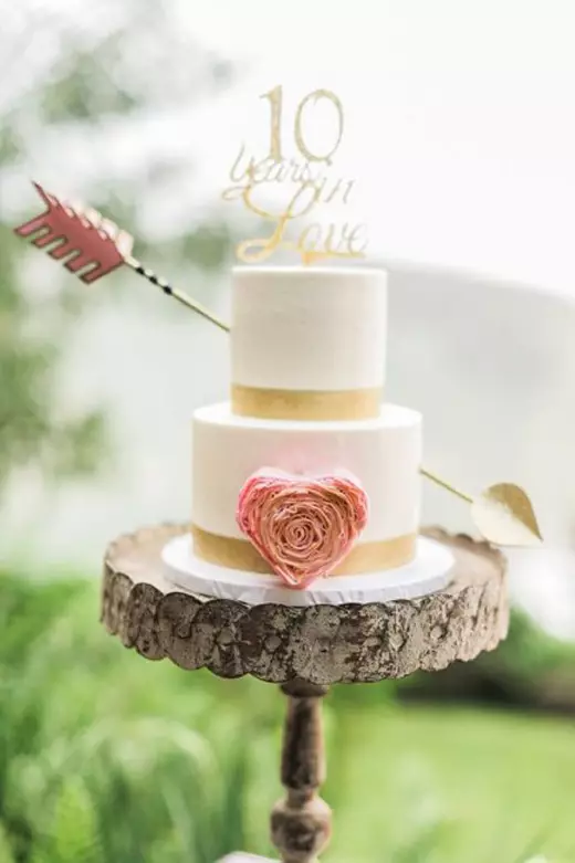 Kage i 10 års bryllupper (20 billeder): Vælg kølige kager på et rosa jubilæum eller på tin jubilæet med påskrifter 8061_12
