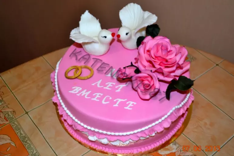 Kage i 10 års bryllupper (20 billeder): Vælg kølige kager på et rosa jubilæum eller på tin jubilæet med påskrifter 8061_17