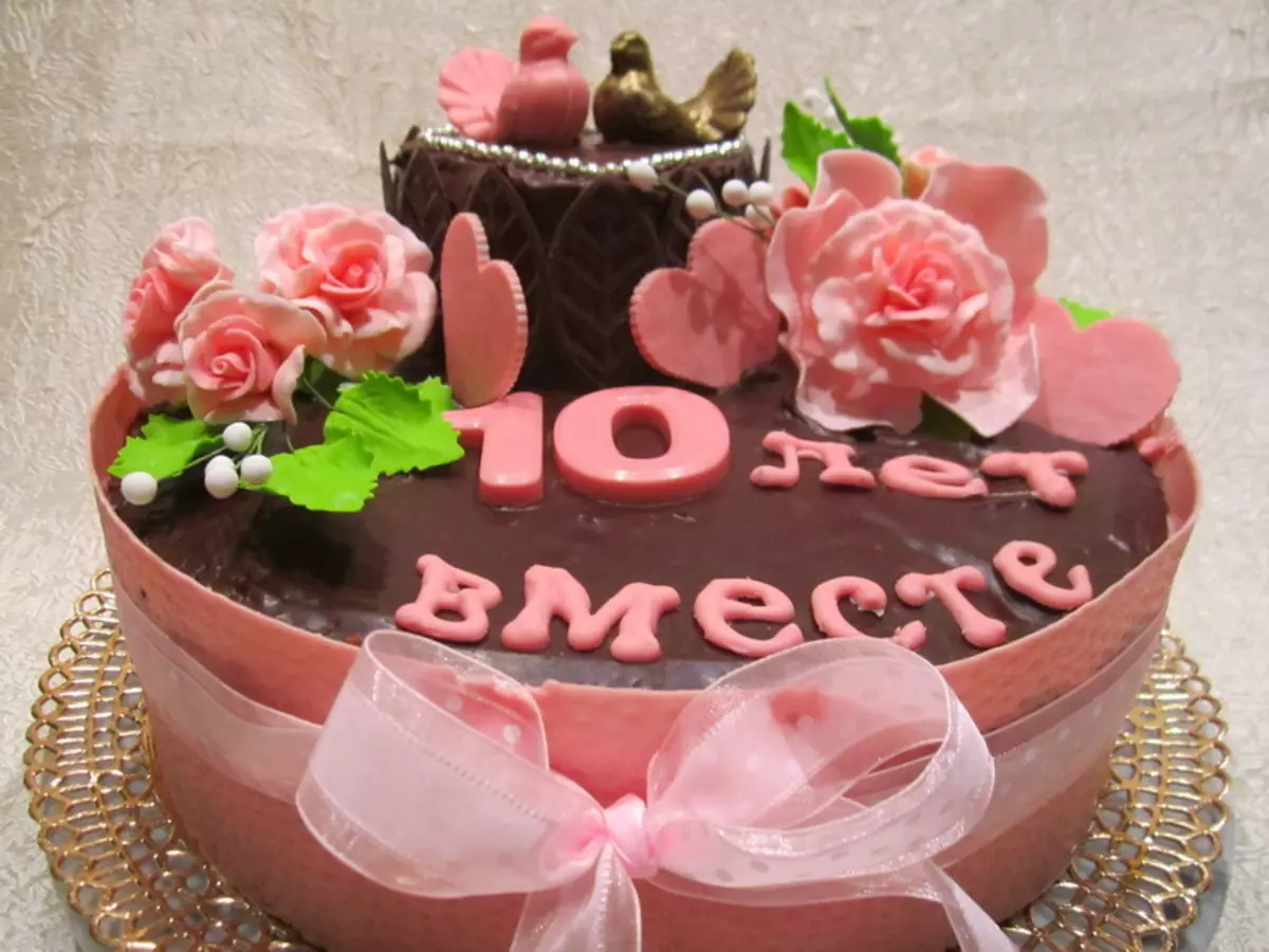 Kage i 10 års bryllupper (20 billeder): Vælg kølige kager på et rosa jubilæum eller på tin jubilæet med påskrifter 8061_3