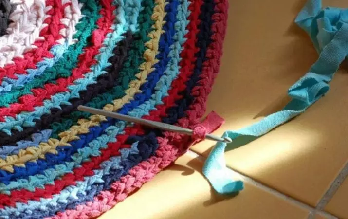 पॅचवर्कमधून बुडलेल्या crochet rugs: आपल्या स्वत: च्या हातांनी पॅचवर्क, गोल आणि गहन मॉडेल च्या शैलीतील पॅचवर्क फ्लॅव्हर्सच्या मजल्यावरील कार्पेट 8165_10