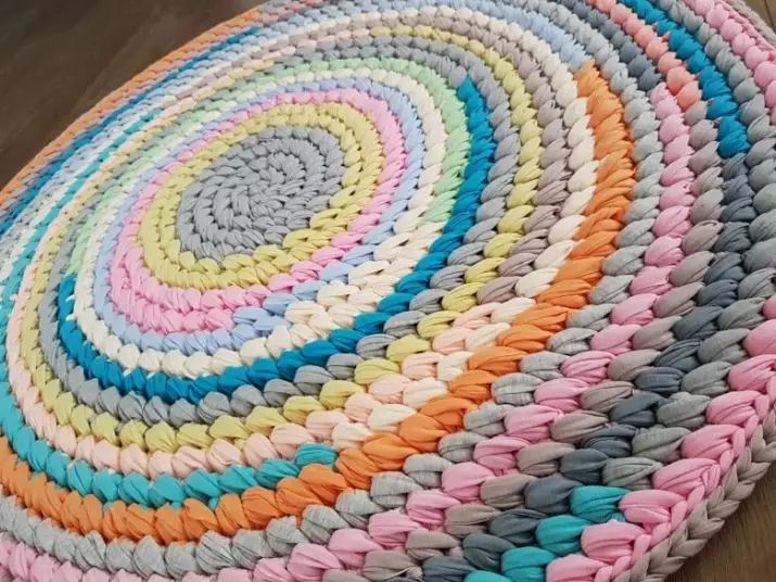 Плетени на една кука черги patchworks: как да се свърже с ръцете си на килима на пода на вкусовете на пачуърк в стила на мозайка, кръгли и селски модели 8165_13
