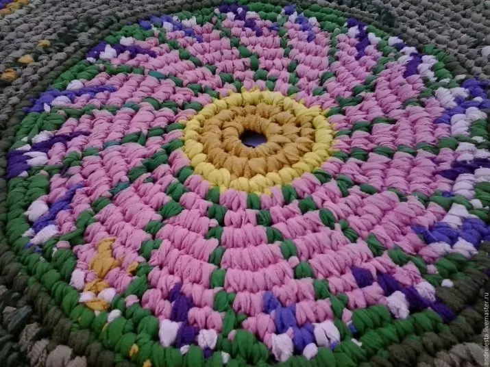 Ama-crochet rugs ahlanganisiwe avela kuma-patchworks: ukuthi ubopha kanjani ngezandla zakho ikhaphethi phansi kwe-patchwork flavour ngesitayela se-patchwork, amamodeli ayindilinga ne-rustic 8165_15