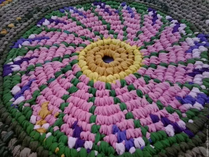 पॅचवर्कमधून बुडलेल्या crochet rugs: आपल्या स्वत: च्या हातांनी पॅचवर्क, गोल आणि गहन मॉडेल च्या शैलीतील पॅचवर्क फ्लॅव्हर्सच्या मजल्यावरील कार्पेट 8165_15