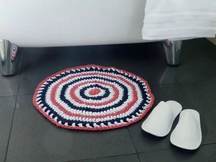 Плетени на една кука черги patchworks: как да се свърже с ръцете си на килима на пода на вкусовете на пачуърк в стила на мозайка, кръгли и селски модели 8165_16