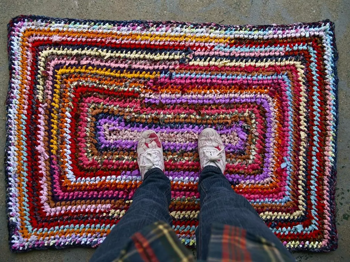 Knitted rugs crochet kutoka patchworks: jinsi ya kufunga kwa mikono yako mwenyewe carpet juu ya sakafu ya ladha patchwork katika mtindo wa weneywe, pande zote na mifano rustic 8165_17