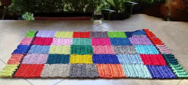 Knitted rugs crochet ti patchworks: kumaha carana dasi jeung leungeun sorangan karpét di lantai tina rasa patchwork dina gaya patchwork, buleud sarta model rustic 8165_2