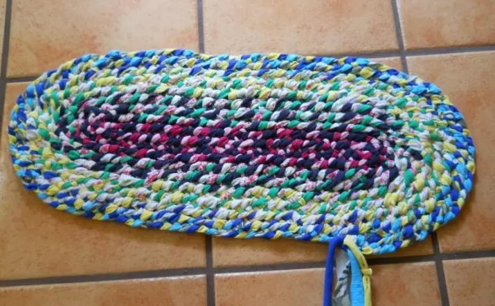 पॅचवर्कमधून बुडलेल्या crochet rugs: आपल्या स्वत: च्या हातांनी पॅचवर्क, गोल आणि गहन मॉडेल च्या शैलीतील पॅचवर्क फ्लॅव्हर्सच्या मजल्यावरील कार्पेट 8165_3
