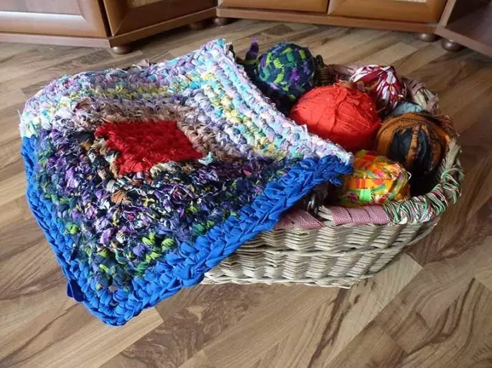 Knitted rugs crochet kutoka patchworks: jinsi ya kufunga kwa mikono yako mwenyewe carpet juu ya sakafu ya ladha patchwork katika mtindo wa weneywe, pande zote na mifano rustic 8165_4