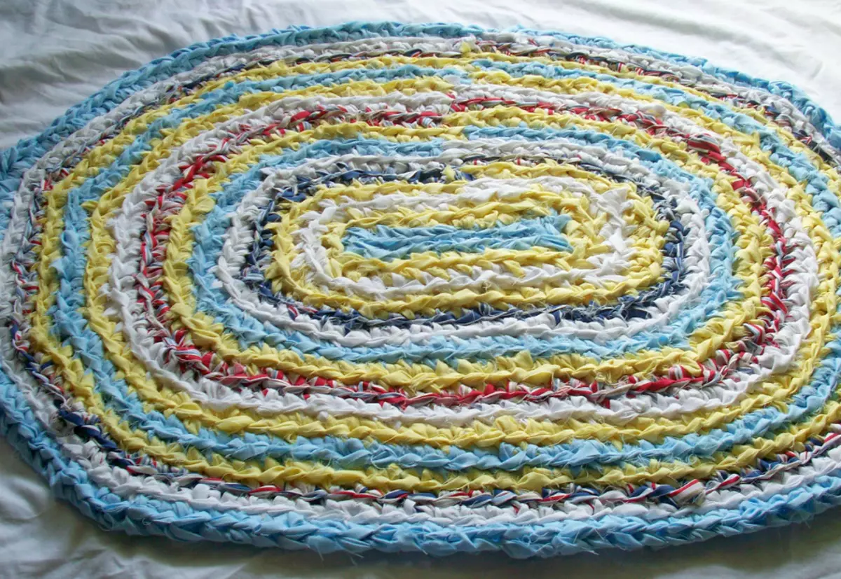 Плетени капчиња килими од patchworks: Како да се врзуваат со свои раце на тепих на подот на крпеница вкусови во стилот на крпеница, круг и рустикален модели 8165_6